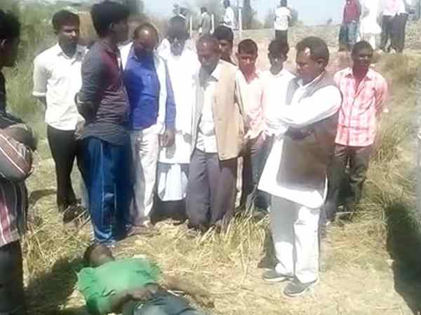 ट्रेन से कंपीटिशन करने की कोशिश में बाईक सवार दो युवक की मौत