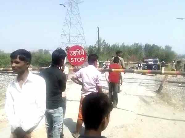 ट्रेन से कंपीटिशन करने की कोशिश में बाईक सवार दो युवक की मौत