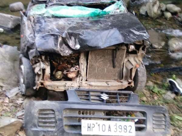 हिमाचल: गहरी खाई में जा गिरी कार, चार युवकों की मौत हिमाचल: गहरी खाई में जा गिरी कार, चार युवकों की मौत