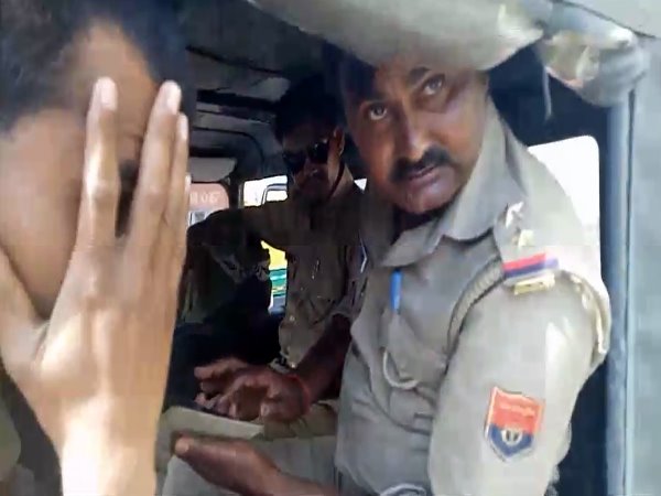 VIDEO: ड्यूटी के दौरान पुलिस जीप में ही खुल गई बीयर, देखिए योगीराज में नशेड़ी पुलिस VIDEO: ड्यूटी के दौरान पुलिस जीप में ही खुल गई बीयर, देखिए योगीराज में नशेड़ी पुलिस