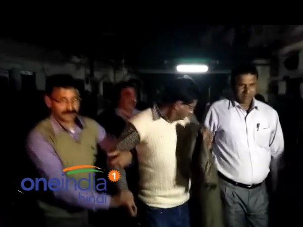 CBI ने रेल कर्मचारी को रिश्वत लेते रंगे हाथों पकड़ा, रेलवे फाटक से ट्राला करवाने वाले थे पार CBI ने रेल कर्मचारी को रिश्वत लेते रंगे हाथों पकड़ा, रेलवे फाटक से ट्राला करवाने वाले थे पार