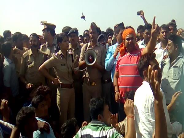 बुलंदशहरः गोवंश के अवशेषों पर भड़के ग्रामीण, SO की कर दी पिटाई, मामले में तीन पुलिसवाले सस्पेंड