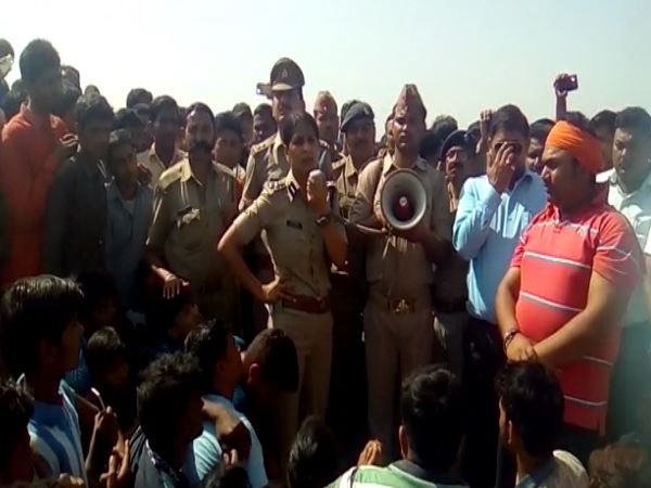 बुलंदशहरः गोवंश के अवशेषों पर भड़के ग्रामीण, SO की कर दी पिटाई, मामले में तीन पुलिसवाले सस्पेंड