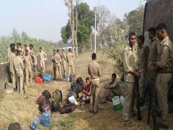 PICS: फॉयर ट्रेनिंग से लौट रहे पुलिसकर्मियों की बस पलटी, 15 जवान घायल