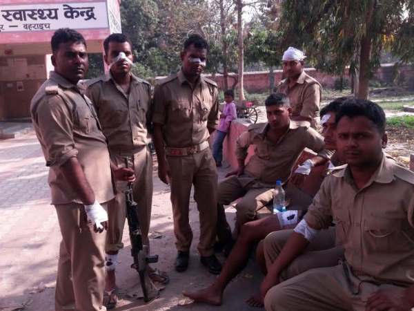 PICS: फॉयर ट्रेनिंग से लौट रहे पुलिसकर्मियों की बस पलटी, 15 जवान घायल