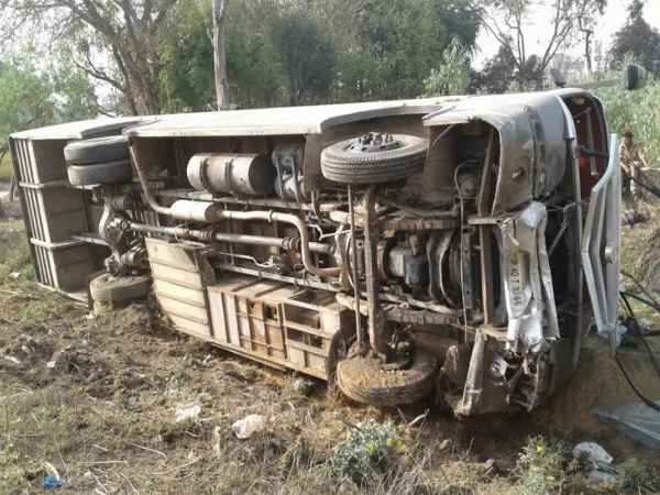 PICS: फॉयर ट्रेनिंग से लौट रहे पुलिसकर्मियों की बस पलटी, 15 जवान घायल