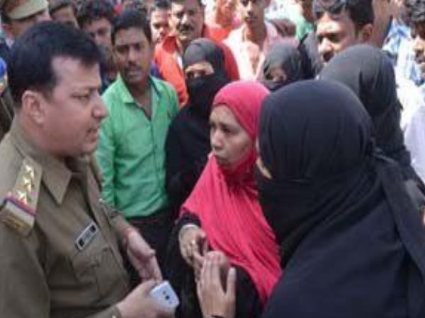 दो गुटों में टकराव के चलते छावनी बनी गलियां, रात भर दौड़ती रही पुलिस