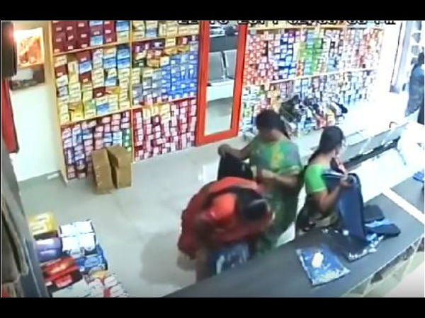 Women thieves conceal goods under their saris, their activity will shocked you- Must Watch Women thieves conceal goods under their saris, their activity will shocked you- Must Watch