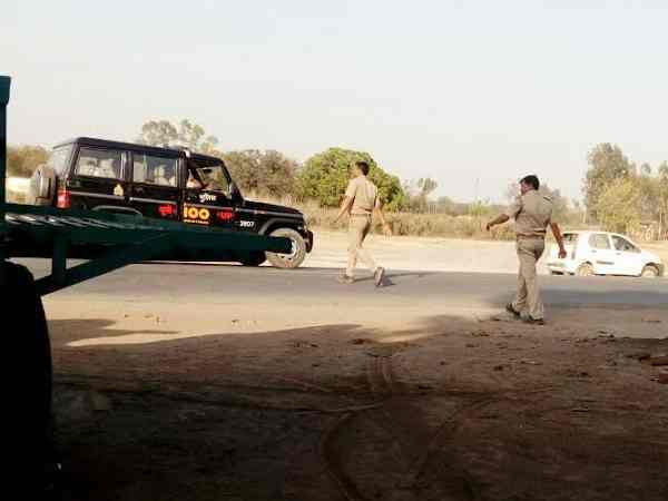 घंटों सड़क किनारे तड़पा मासूम, अंत में हार गया जिंदगी की जंग