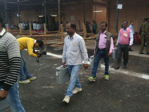 UP COUNTING LIVE: देखिए तस्वीरों में मतगणना और रिजल्ट