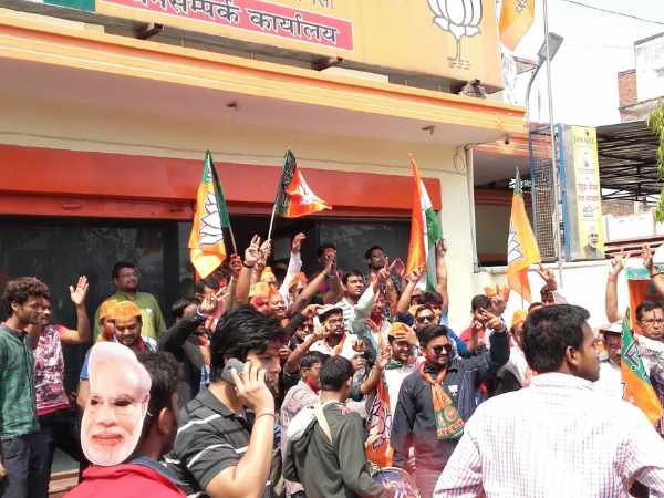 UP COUNTING LIVE: देखिए तस्वीरों में मतगणना और रिजल्ट