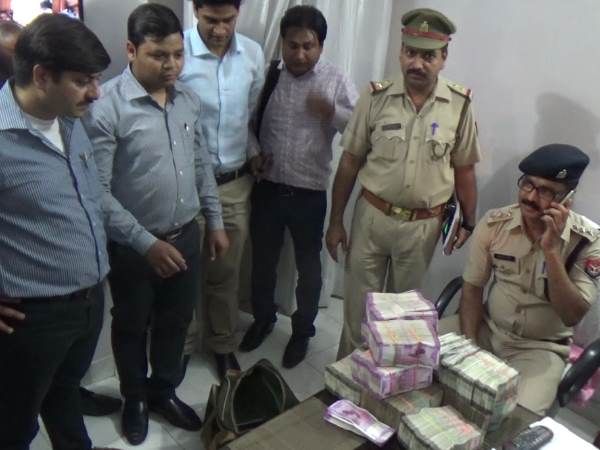 मेरठ: पुलिस को मिला 1 करोड़ रुपए के नोटों से भरा बैग