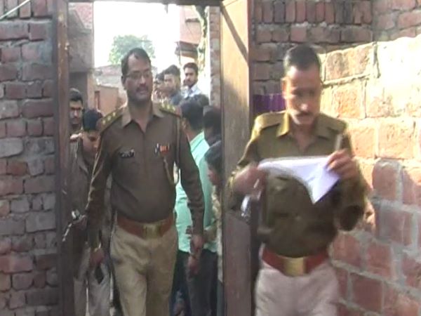 मुजफ्फरनगर: संदूक में लाश मिलने से मचा हड़कंप, बदबू के चलते हुआ खुलासा, पत्नी पर है हत्या का शक 