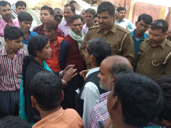 VIDEO: दांत की तकलीफ पर किया गले का ऑपरेशन, लापरवाही ने ली मरीज की जान तो अधिकारी के कमरे में गए छुप