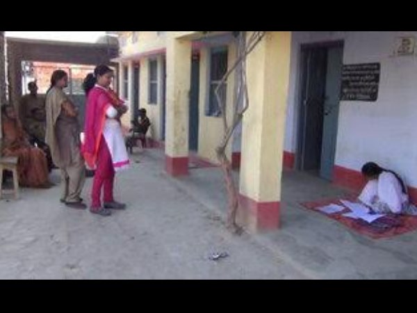 हाथ ने छोड़ा साथ तो बेटी ने पैर से लिखना किया शुरू, मेट्रिक की दे रही है परीक्षा