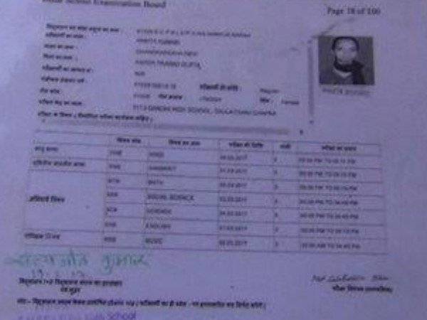 हाथ ने छोड़ा साथ तो बेटी ने पैर से लिखना किया शुरू, मेट्रिक की दे रही है परीक्षा