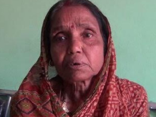 हाथ ने छोड़ा साथ तो बेटी ने पैर से लिखना किया शुरू, मेट्रिक की दे रही है परीक्षा