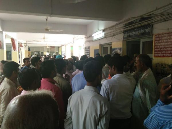 मोदी की काशी में स्टूडेंट-डॉक्टर आमने-सामने, ठप पड़ा मरीजों का इलाज