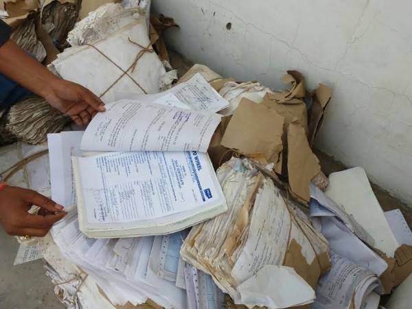 योगी सरकार के डर से अधिकारियों ने कारनामों की फाइलें जलाईं!