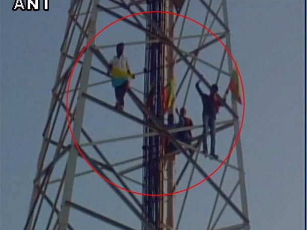 श्रीलंकाई नेवी ने मछुआरे को मारी गोली, तमिलनाडु में विरोध-प्रदर्शन के दौरान टावर पर चढ़े लोग