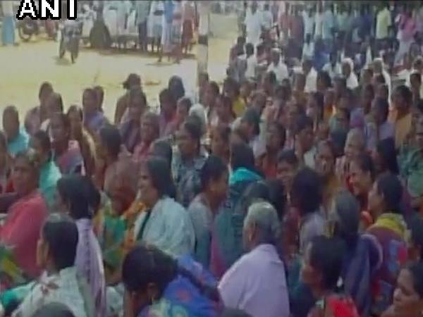 श्रीलंकाई नेवी ने मछुआरे को मारी गोली, तमिलनाडु में विरोध-प्रदर्शन के दौरान टावर पर चढ़े लोग