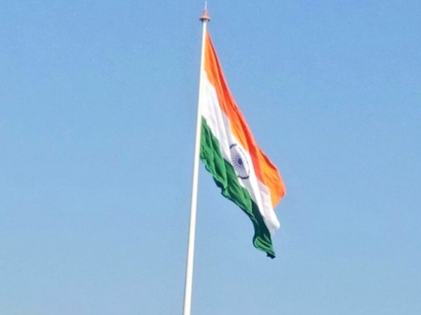 अटारी सीमा पर लहराया देश का सबसे ऊंचा झंडा, लाहौर से भी देगा दिखाई अटारी सीमा पर लहराया देश का सबसे ऊंचा झंडा, लाहौर से भी देगा दिखाई