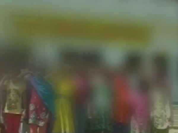 टॉयलेट में दिखा खून, पीरियड चेक करने के लिए हॉस्टल वार्डन ने 70 छात्राओं को करा दिया न्यूड टॉयलेट में दिखा खून, पीरियड चेक करने के लिए हॉस्टल वार्डन ने 70 छात्राओं को करा दिया न्यूड