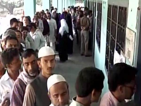 यूपी चुनाव: देखिए छठे चरण में वोटिंग की LIVE तस्वीरें