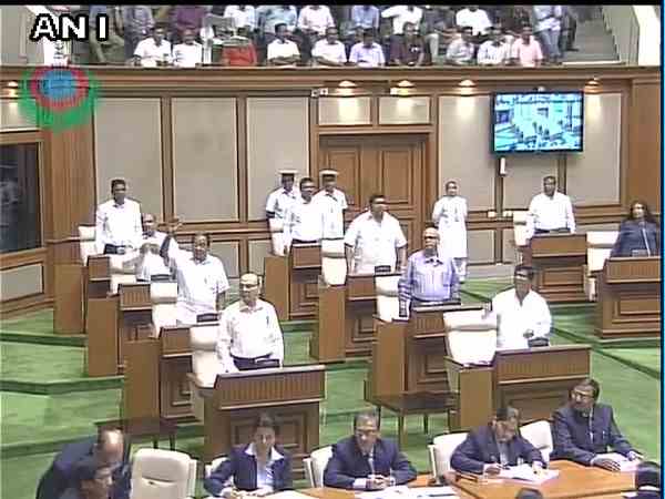 गोवा में मनोहर पर्रिकर ने जीता विश्वास मत, मिले 22 वोट गोवा में मनोहर पर्रिकर ने जीता विश्वास मत, मिले 22 वोट