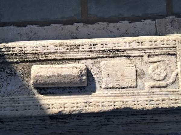 इस कब्र से जाता है जिन्नातों के मंदिर तक रास्ता, देखिए तस्वीरें...