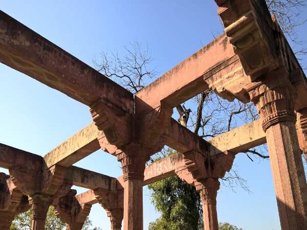 इस कब्र से जाता है जिन्नातों के मंदिर तक रास्ता, देखिए तस्वीरें...