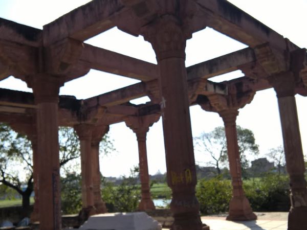 इस कब्र से जाता है जिन्नातों के मंदिर तक रास्ता, देखिए तस्वीरें...