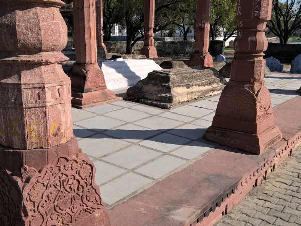 इस कब्र से जाता है जिन्नातों के मंदिर तक रास्ता, देखिए तस्वीरें...