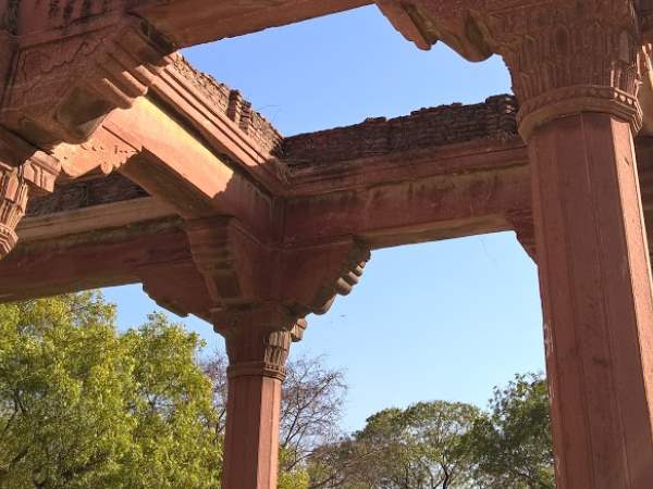 इस कब्र से जाता है जिन्नातों के मंदिर तक रास्ता, देखिए तस्वीरें...