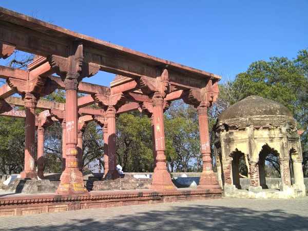 इस कब्र से जाता है जिन्नातों के मंदिर तक रास्ता, देखिए तस्वीरें...