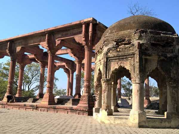 इस कब्र से जाता है जिन्नातों के मंदिर तक रास्ता, देखिए तस्वीरें...