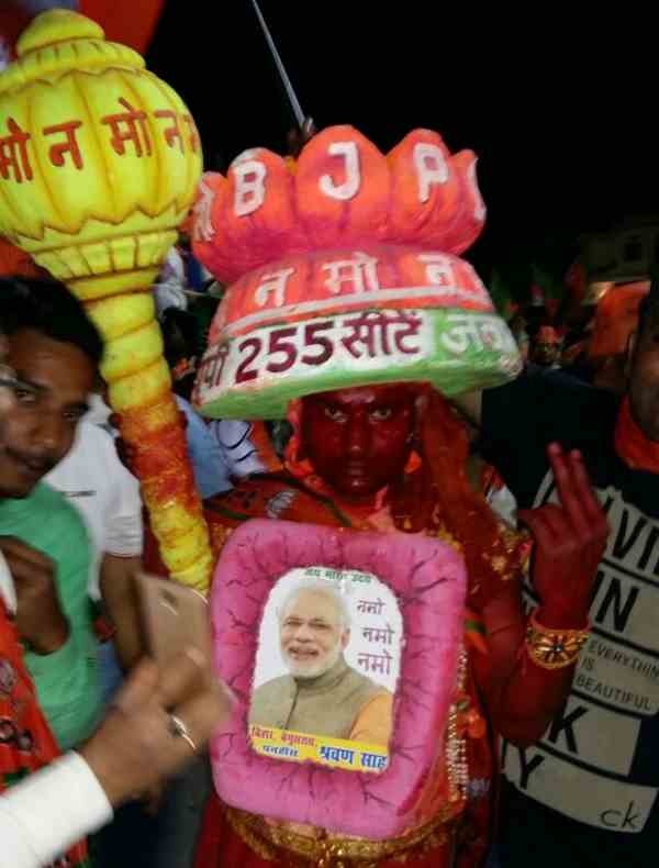 मोदी के रोड शो में हनुमान बनकर पहुंचा समर्थक