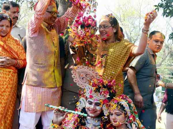 मध्य प्रदेश के मुख्यमंत्री शिवराज सिंह चौहान पत्नी संग होली खेलते हुए, नाचते हुए।