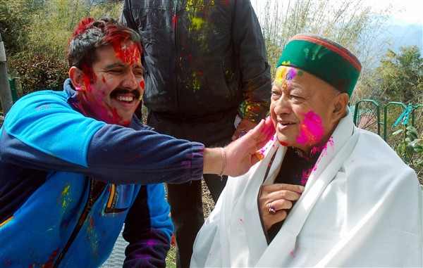 हिमाचल प्रदेश के मुख्यमंत्री वीरभद्र सिंह शिमला में बेटे संग होली खेलते हुए।