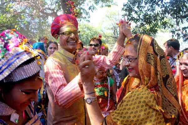 मध्य प्रदेश के मुख्यमंत्री शिवराज सिंह चौहान पत्नी संग होली खेलते हुए, नाचते हुए।