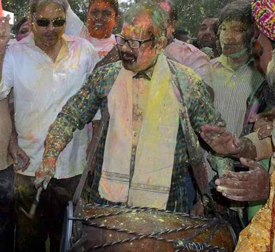 केंद्रीय राज्य मंत्री मुख्तार अब्बास नकवी नई दिल्ली में आवास पर होली खेलकर ढोल बजाते हुए।