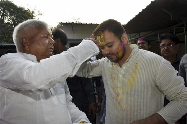 होली के रंग में रंगे दिखे देश के बड़े-बड़े नेता, देखिए फोटोज