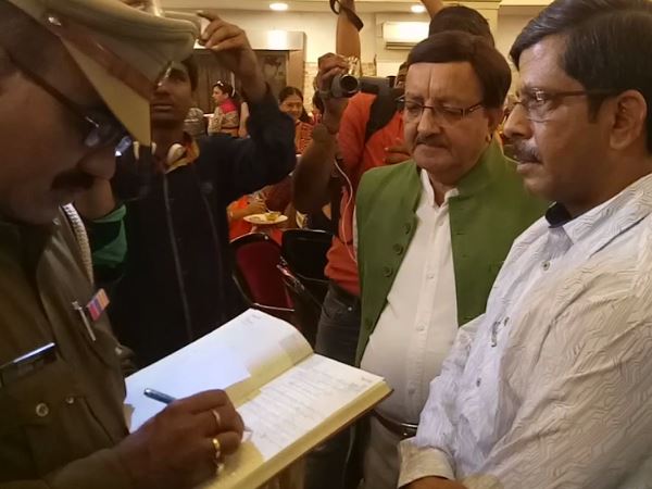 मोदी के गढ़ में स्मृति ईरानी का कार्यक्रम, जमकर उड़ी अचार संहिता की धज्जियां