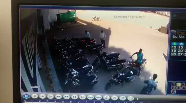 सीसीटीवी में कैद हुई बाइक चोरी की वारदात, पुलिस जांच में जुटी ।