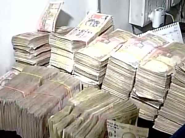 50 परसेंट कमीशन पर बदले जा रहे 4.25 करोड़ के पुराने नोट जब्त 50 परसेंट कमीशन पर बदले जा रहे 4.25 करोड़ के पुराने नोट जब्त