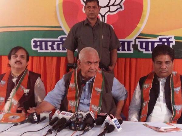 BJP: 'अखिलेश के दावे खोखले, लालू की लालटेन की रौशनी खत्म'