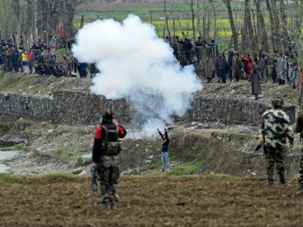 बडगाम: पत्थरबाजी में 60 सुरक्षाकर्मी घायल, आज रेल सेवा बंद