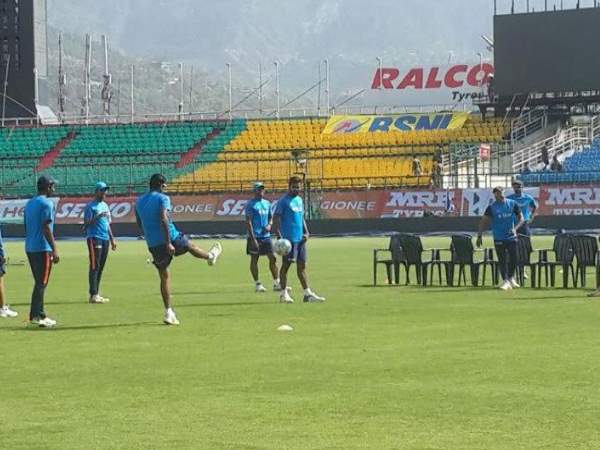 कंगारुओं की बढ़ी बेचैनी! बल्ला है खामोश लेकिन ऑस्ट्रेलिया के खिलाफ 'माइंड गेम' खेल रहे हैं कोहली