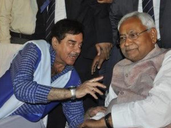 PICS: लालू के गाने ने मिटा दी दूरियां, एक मंच पर साथ दिखे राजनीति के जानी दुश्मन