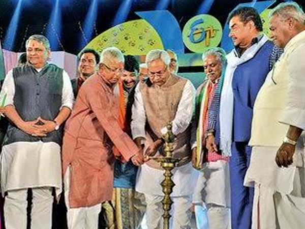 PICS: लालू के गाने ने मिटा दी दूरियां, एक मंच पर साथ दिखे राजनीति के जानी दुश्मन